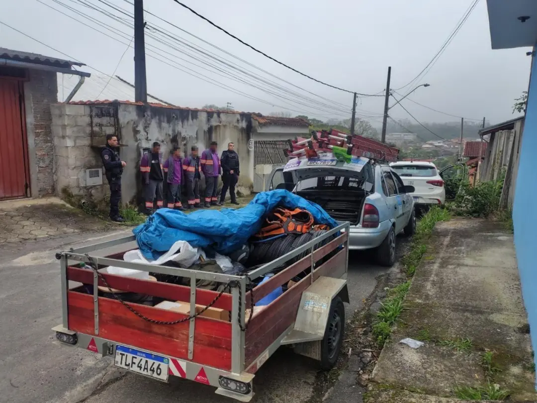 Quatro homens foram presos em Mogi das Cruzes por se passarem por técnicos da Vivo para furtar 82 metros de fios de cob…