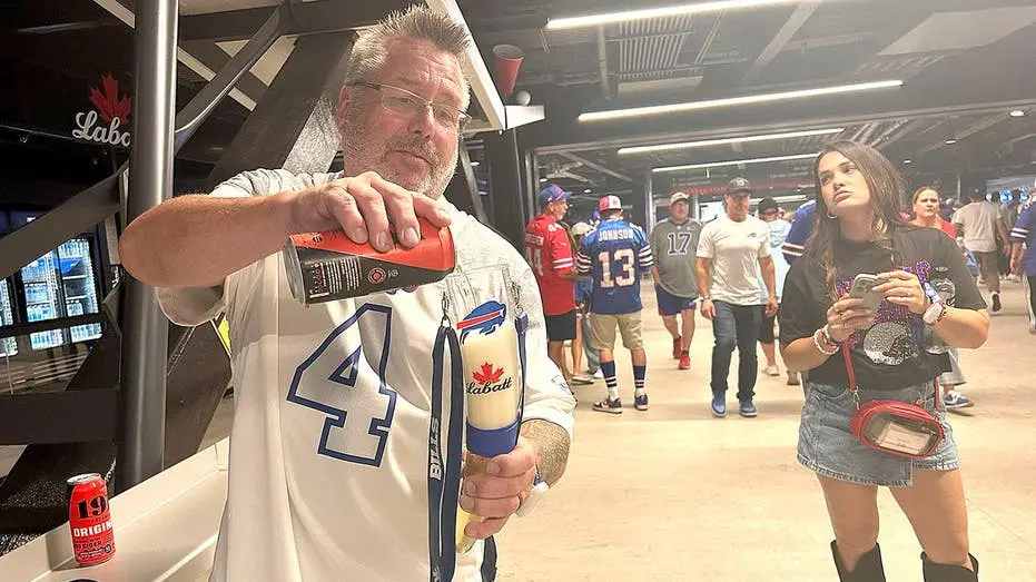 Highmark Stadium em Buffalo, New York, mostra o quanto é intensa a cultura dos torcedores, com os fãs fazendo uma pereg…