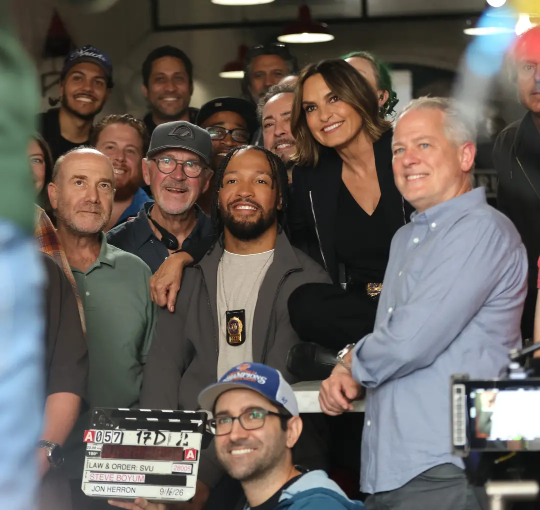 Mariska Hargitay e Jalen Brunson posaram no set de Law and Order: SVU, enquanto Orlando Bloom e Brad Pitt apareceram em…