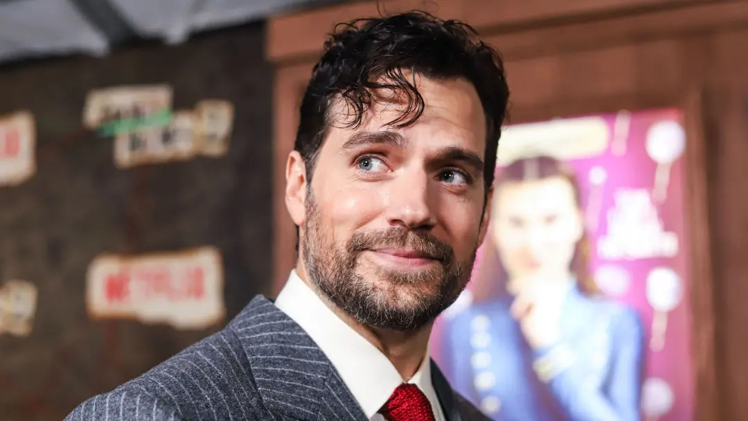 Guy Ritchie e Henry Cavill dominam a Netflix com um thriller de guerra de classificação R. O ator provou ser estrela gr…