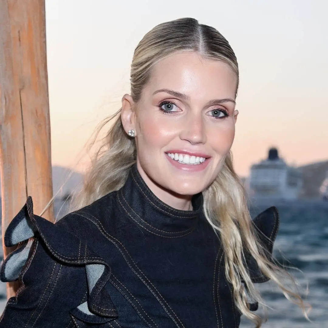Lady Kitty Spencer compartilhou fotos íntimas de suas férias de verão, incluindo uma imagem com seu marido, Michael Lew…