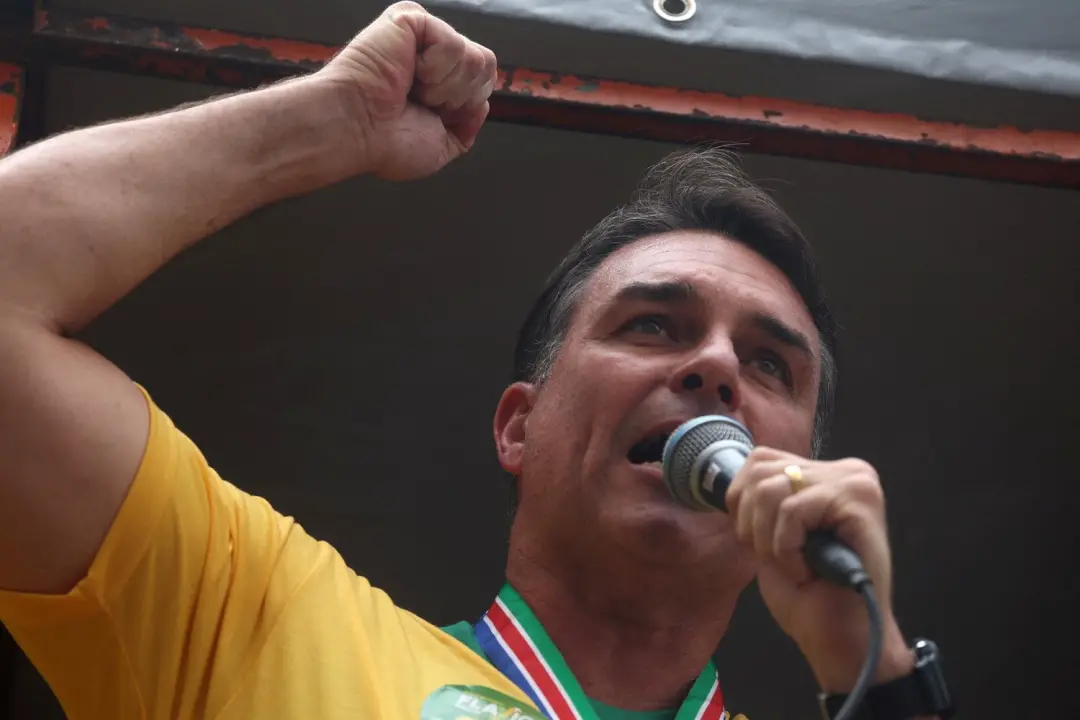 Flavio Bolsonaro quer recrutar pessoas para fiscalizar urnas nos turnos de outubro. A ideia visa impedir votações ilega…