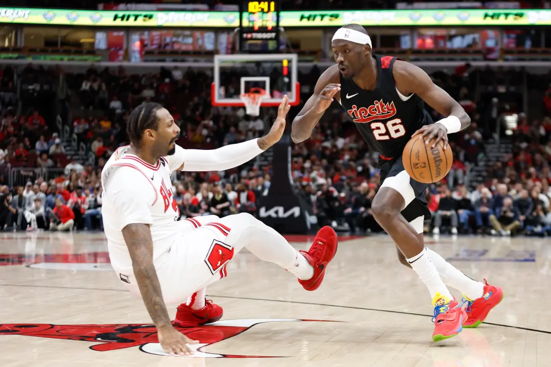 Phoenix Suns contratou Duop Reath, central de 30 anos, para disputar vaga no time. Ele jogou 13.3 minutos em média pela…