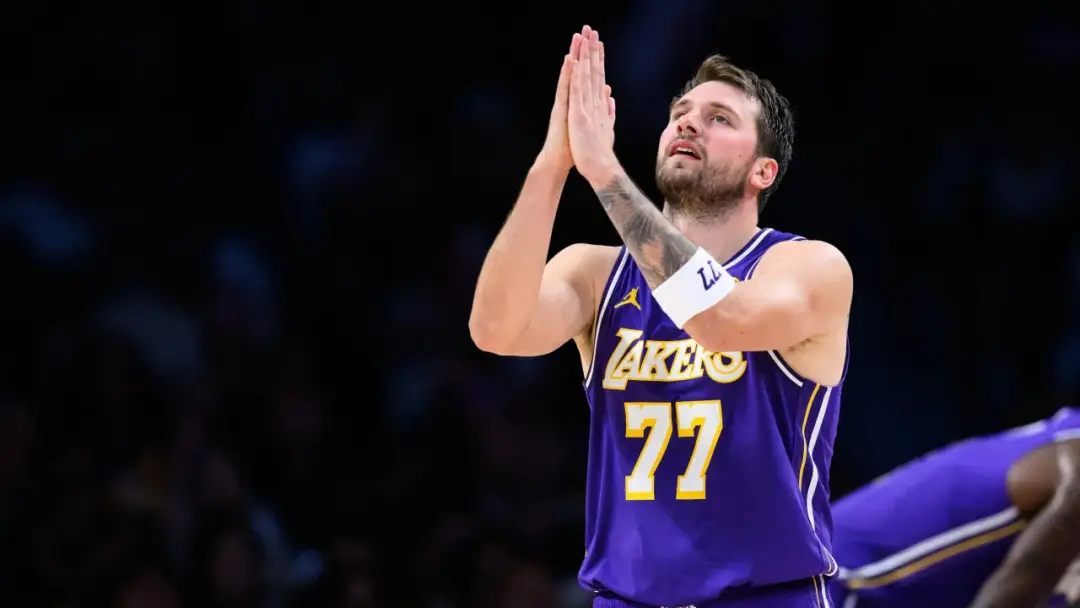 Lakers contrata um companheiro de Bronny James para o treino de acampamento. É um movimento para tentar reforçar um ele…