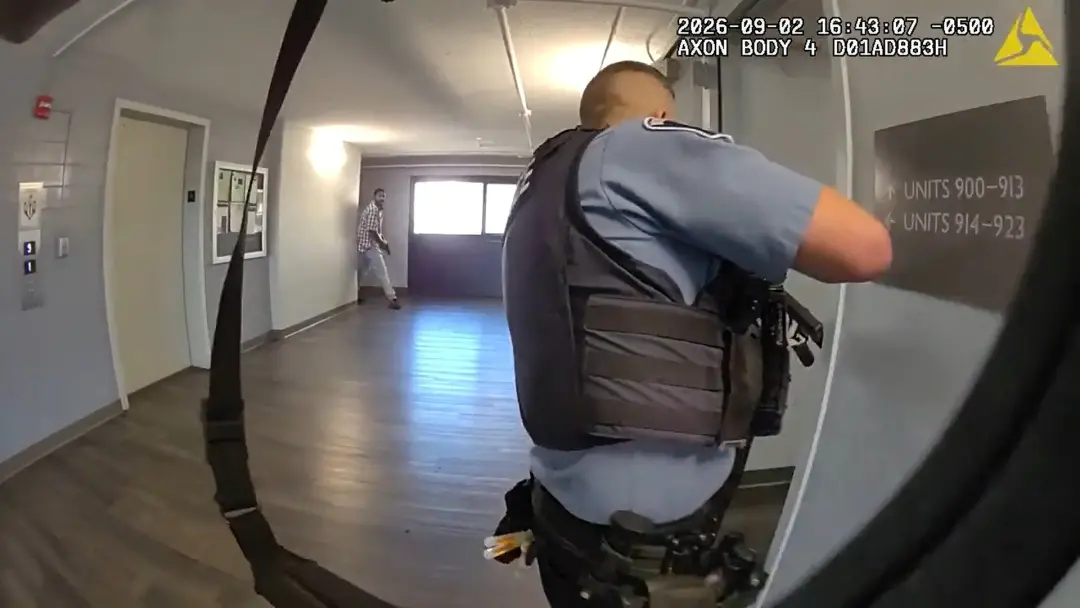 Minneapolis viu troca de tiros com um criminoso que atirou em mulher e vizinhos, segundo registro de câmera corporal po…