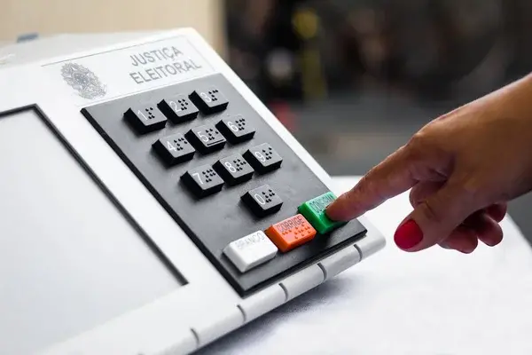 Sete em cada dez brasileiros ligam a educação na hora de votar, segundo pesquisa. Isso mostra o quanto o tema da alfabe…