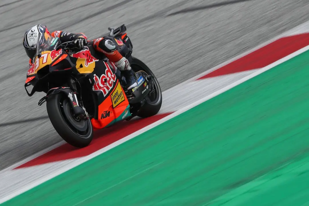 Pedro Acosta liderou a prática no Grande Prêmio da Áustria, mostrando um primeiro dia perfeito na corrida da KTM. O car…