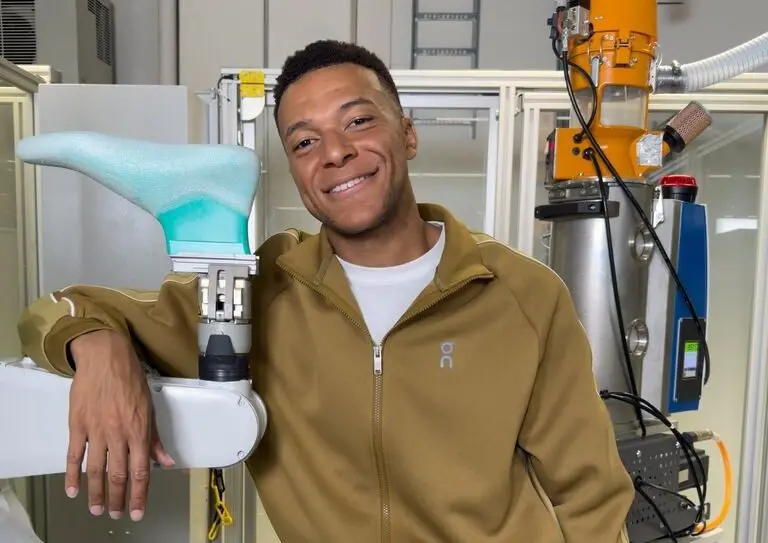 Mbappé trocou o patrocínio de 20 anos com a Nike pela marca On, ficando com o ex-tenista Roger Federer. Mudar um laço t…
