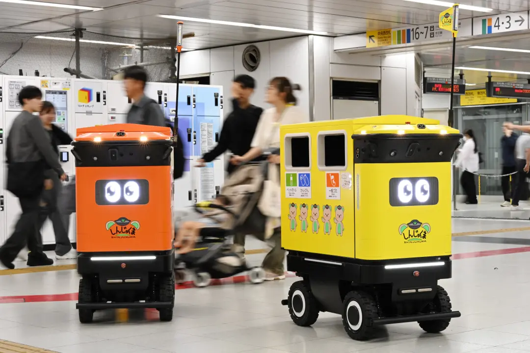 Shinjuku, estação com 2,7 milhões de passageiros por dia, testa robôs para coletar lixo em corredores subterrâneos. Ess…