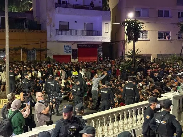 Ceuta, cidade autônoma espanhola, teve mais de 4 mil migrantes transferidos para um alojamento temporário com capacidad…