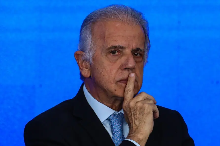 Ministro da Defesa teve o celular clonado, recebendo pedidos de contribuição de 5 reais para um evento beneficente. A v…