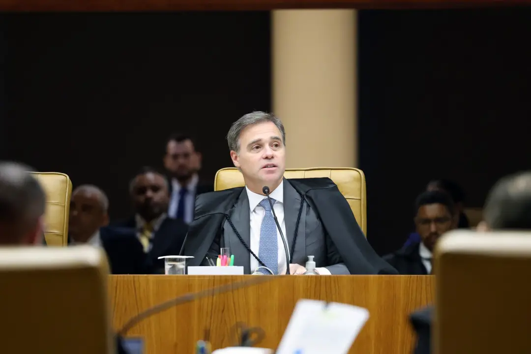 Integrantes do governo Lula buscaram o ministro André Mendonça para defender o aumento do Bolsa Família. Essa conversa …
