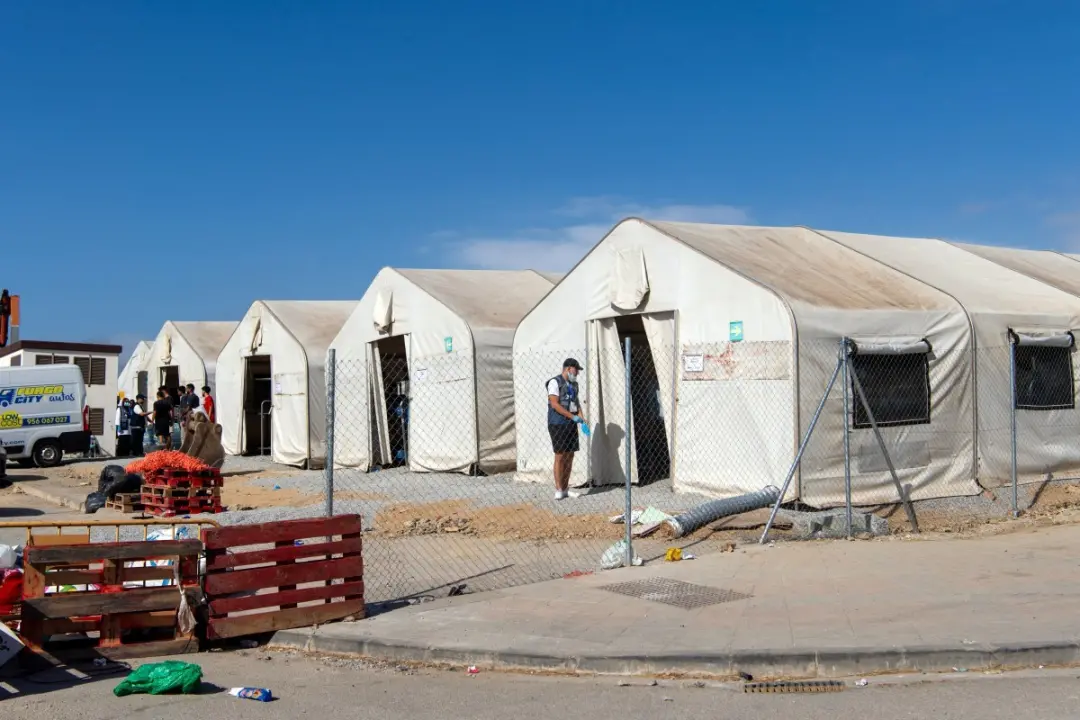 Mil setecentos migrantes foram movidos das praias para tendas no porto de Ceuta. É importante realojar, mas o tumulto p…