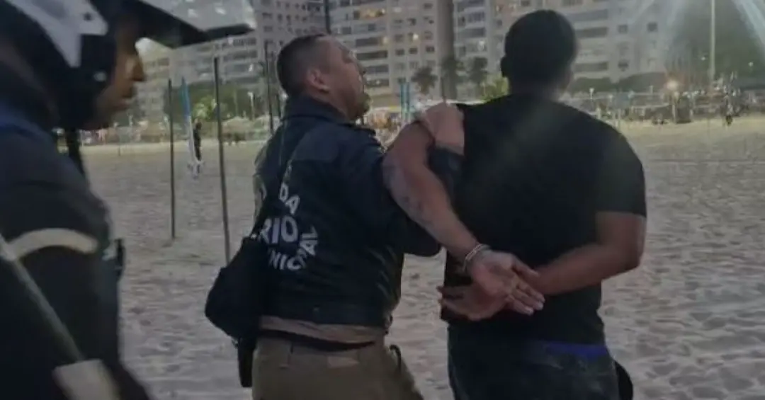 Um homem foi preso em Copacabana após cobrar R$ 1 mil por um biscoito e biquíni de um turista colombiano. Essa situação…