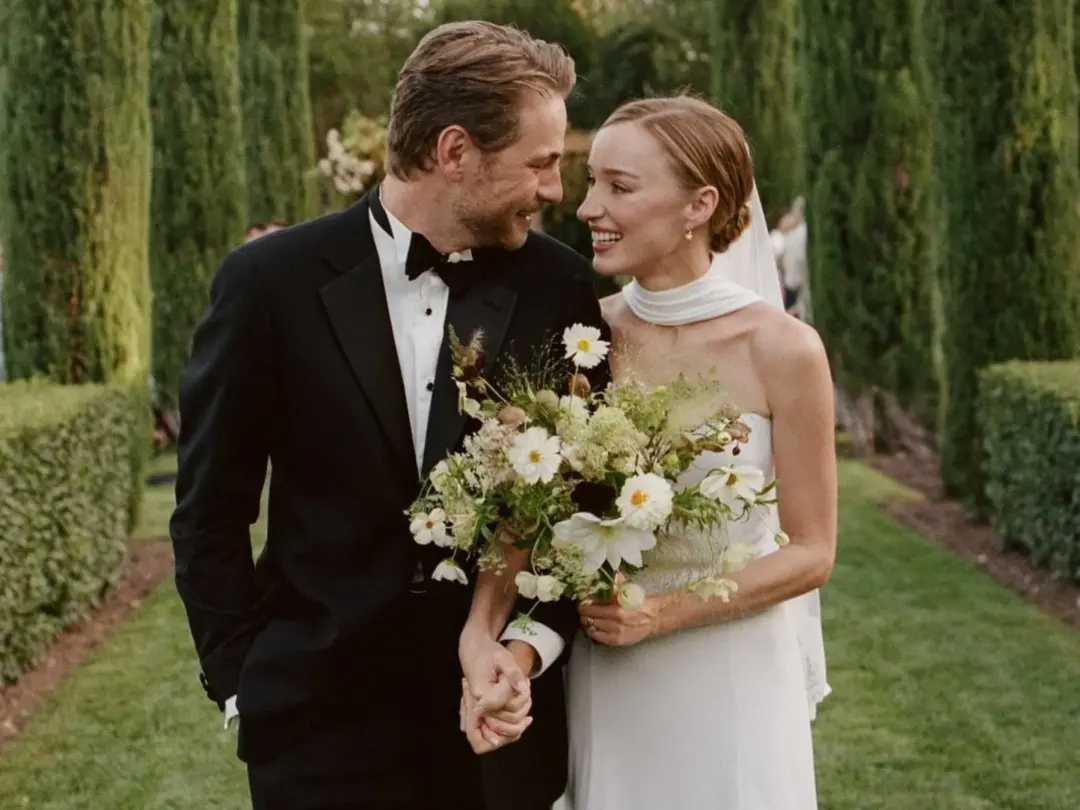 Phoebe Dynevor compartilhou fotos da boda secreta com Cameron Fuller no dia 5 de setembro. É um movimento incomum para …