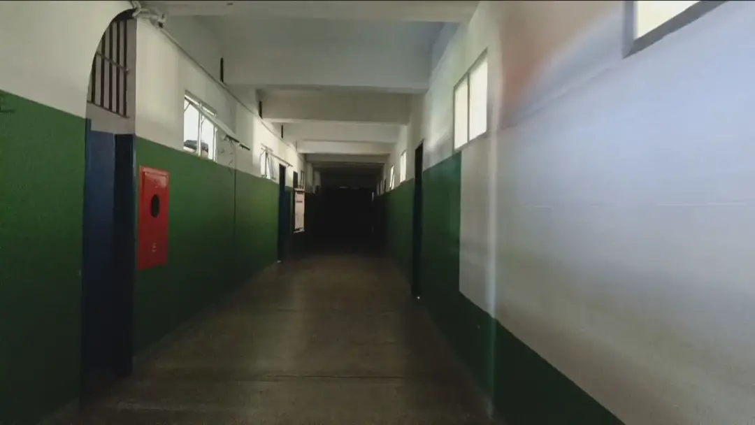 Ciep em Duque de Caxias sem luz desde abril, após furto de cabos, reduzindo aulas para apenas uma hora e meia diária. E…