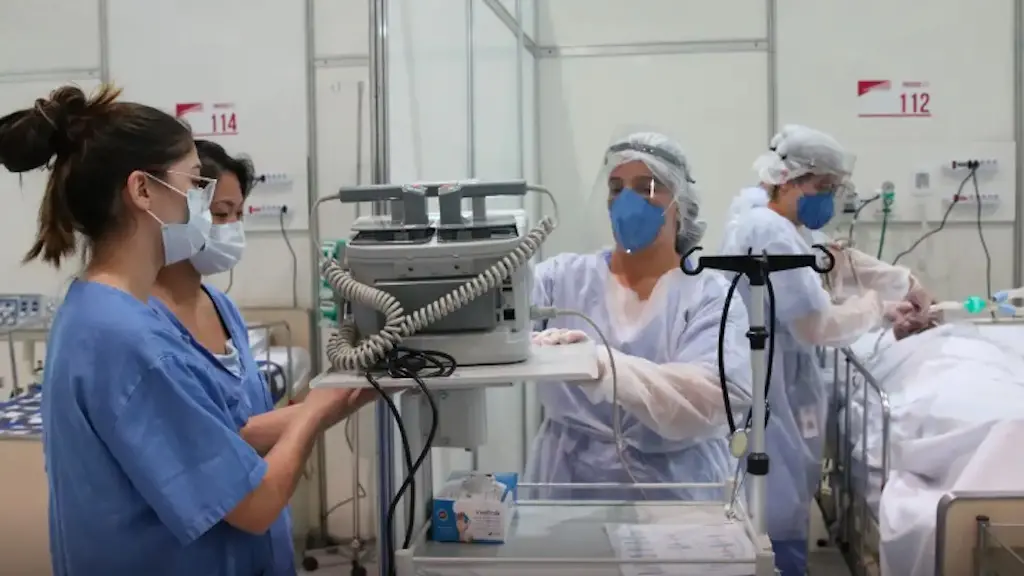 Quase metade dos médicos de UTI no Brasil, 48,5%, apresenta esgotamento mental e emocional, e 46,4% dizem ter baixa sat…
