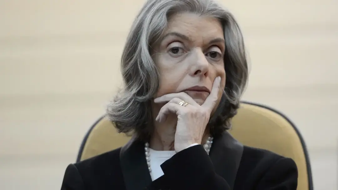 Cármen Lúcia disse se sentir envergonhada com o momento do STF, enquanto era a única mulher entre 11 ministros na Corte…