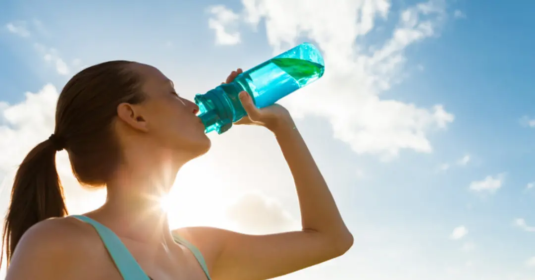 Garrafinha de água sempre por perto ajuda a lembrar de beber em dias de calor. A gente precisa tomar água antes de sent…