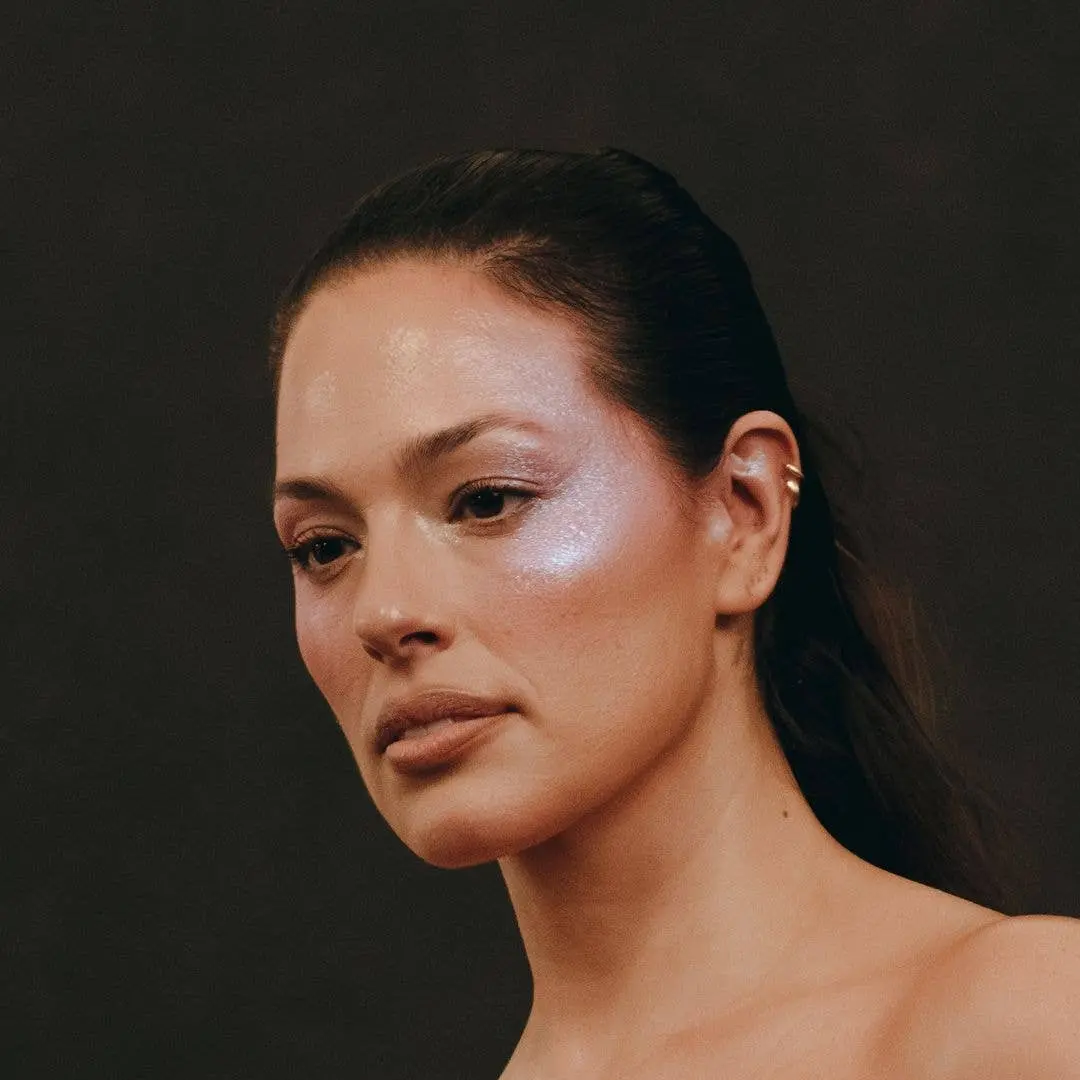 Ashley Graham mostrou fotos em um vestido de cetim em um apartamento de luxo em Nova York para o NYFW. O vestuário cham…