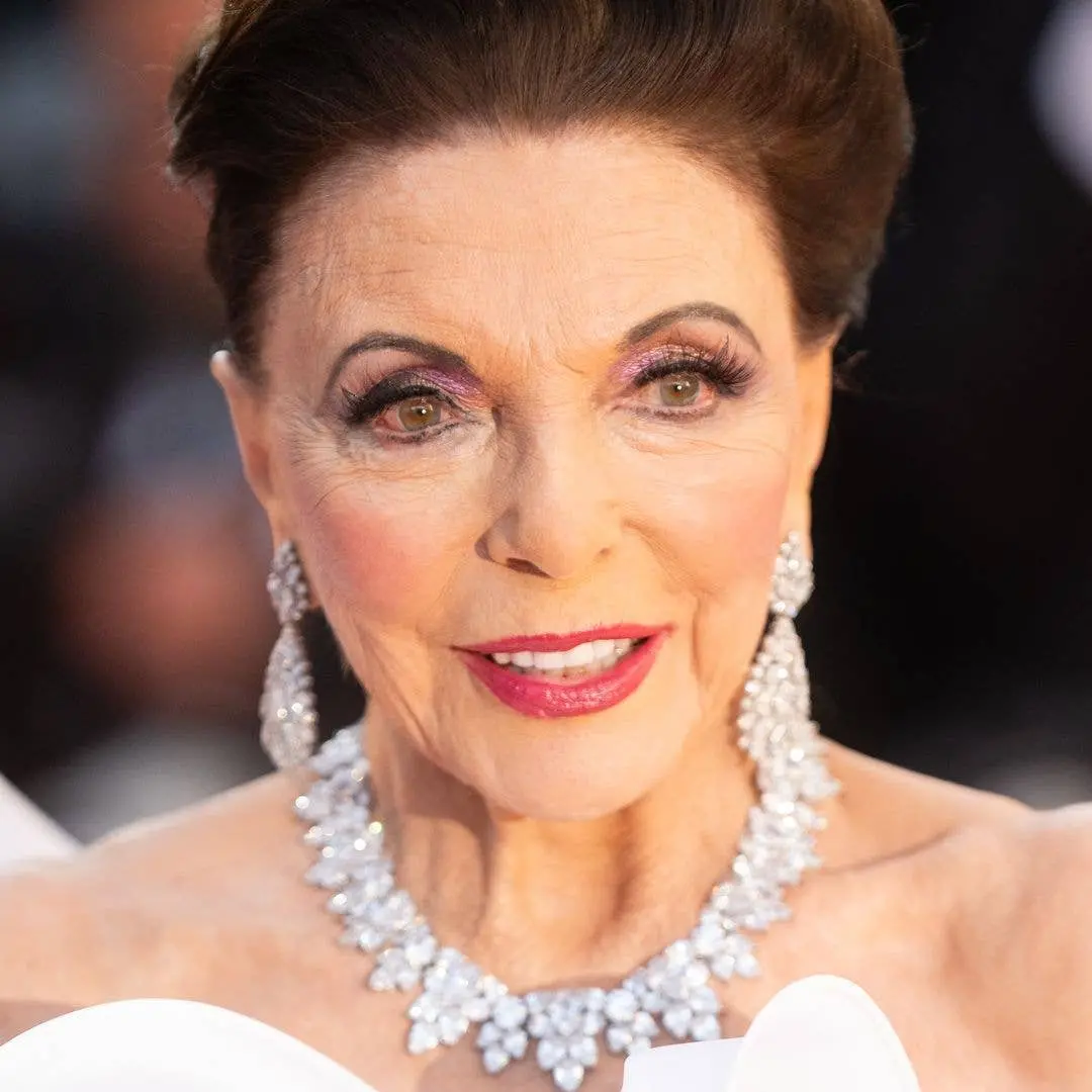 Joan Collins arrasou no desfile da M&S vestindo uma blusa de babados de £40 usada de costas para frente. A ousadia de u…