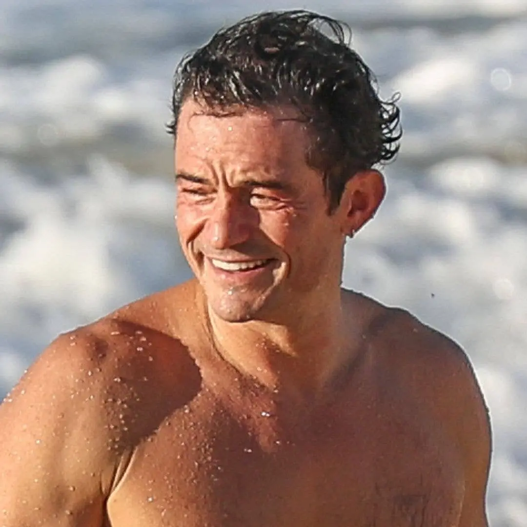 Orlando Bloom apareceu sem camisa na praia em Espanha no dia 17 de setembro. Achei o visual dele bem animado, mostra qu…