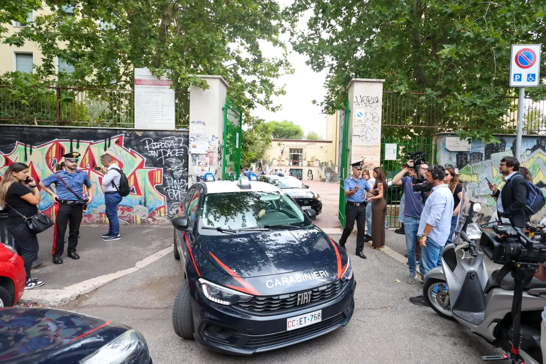 Roma. Um estudante de 13 anos atacou uma professora de 66 anos com spray e faca em uma escola de ensino médio. O ato, g…