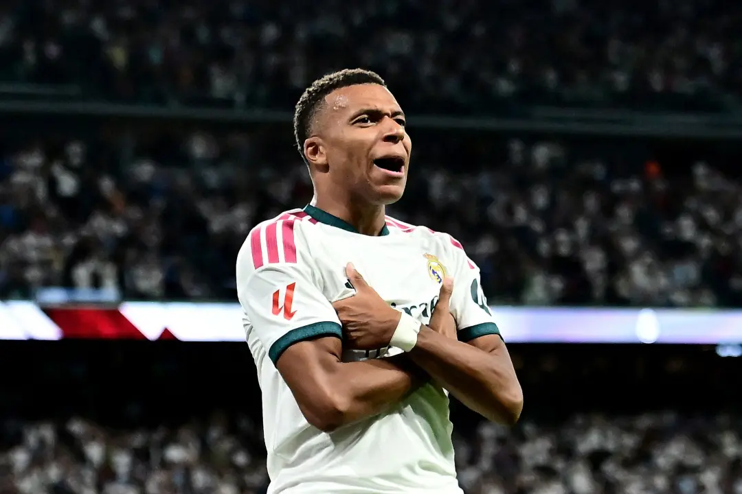 Mbappé rompeu com a Nike e assinou com a On, a marca suíça. Essa mudança força a On a entrar no futebol desafiando Nike…