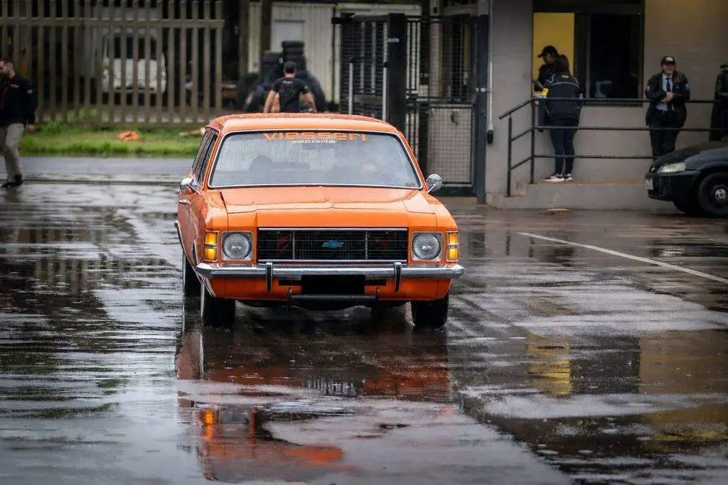 Cem Opalas reunidas na 33ª edição do FuelTech & Chimarrão em Porto Alegre. Ver a história do Opala, um carro que moldou…