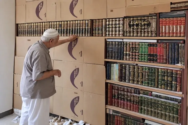 Abu Bilal derrubou uma parede em Damasco e resgatou uma biblioteca escondida há 15 anos. Ele emparedou centenas de livr…