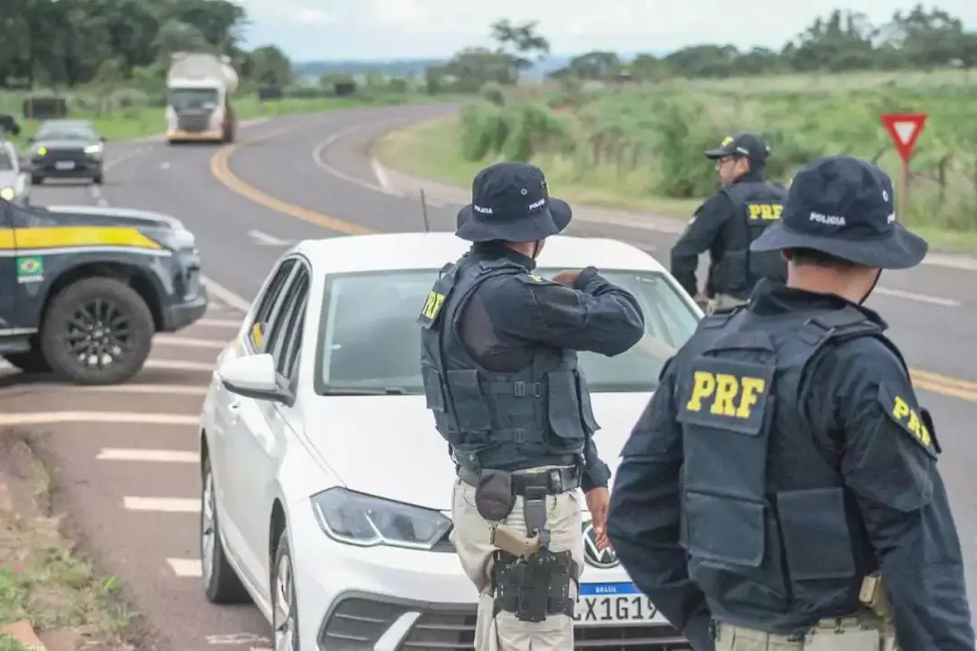 Novas regras do TSE pra PRF nos dias das eleições: abordagens e bloqueios não podem atrapalhar acesso às urnas. Bloquea…