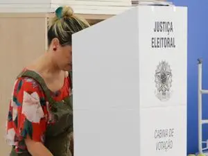 Mulheres são maioria entre eleitores indecisos, segundo levantamento sobre 2026. É importante notar que esse grupo cont…