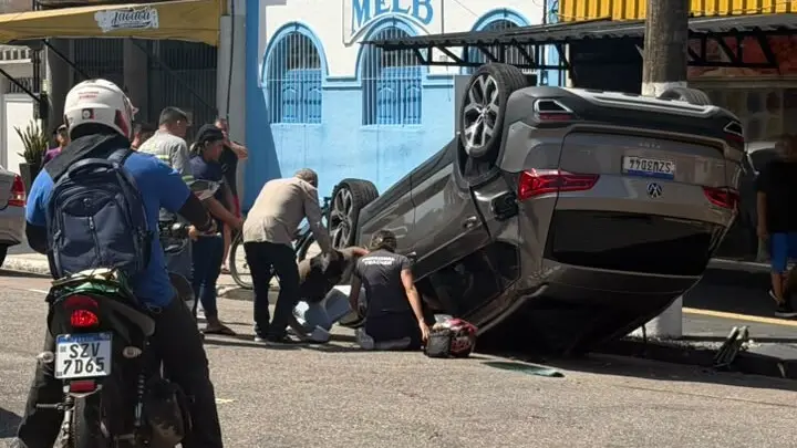 Cruzamento de Batista Campos, em Belém, teve um carro capotado na manhã desta sexta. A gente fica pensando no risco que…