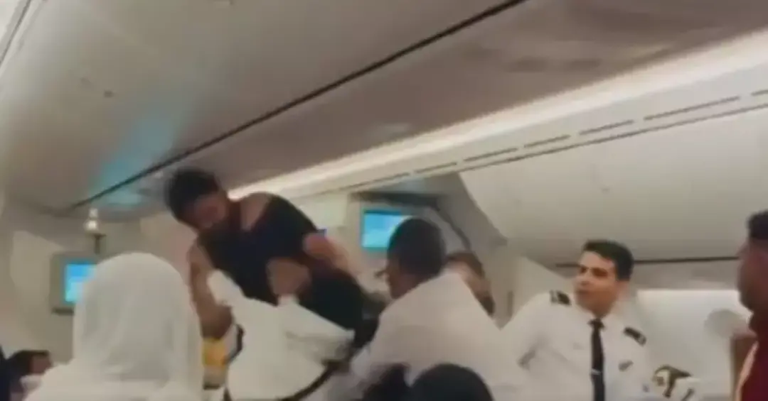 Briga de dois homens dentro de um avião da Biman Bangladesh Airlines, de Londres para Bangladesh, gerou tensão para os …
