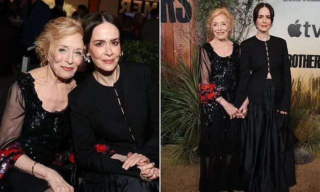 Sarah Paulson e Holland Taylor apareceram no tapete vermelho do Brothers usando roupas pretas iguais, celebrando 11 ano…