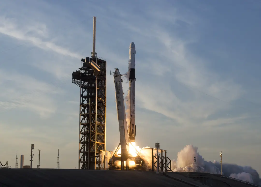 Espaço, 946 milhões. A NASA deu à SpaceX mais três missões para a Estação Espacial Internacional, garantindo acesso con…