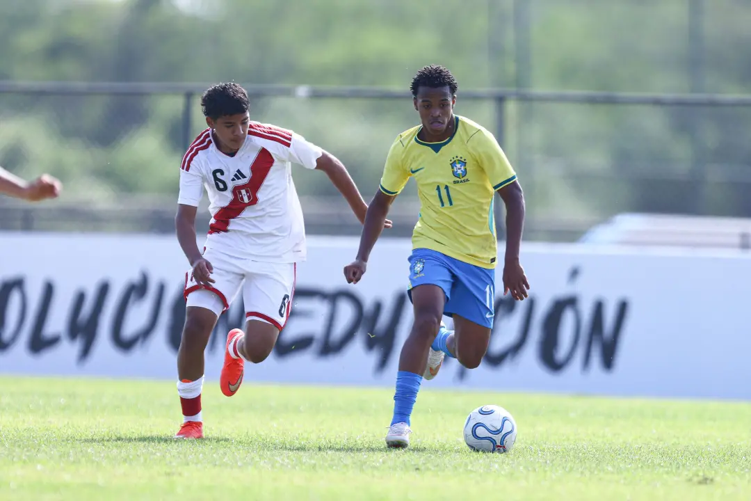 Brasil vence Peru por 2 a 0 e garante vaga na final da Liga Evolução U15. A vitória mostra organização e solidez do tim…
