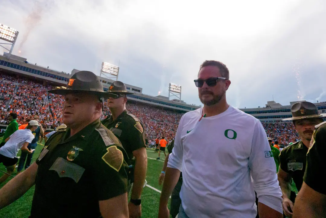 Oregon caiu para a 21 na pesquisa AP depois da derrota para Oklahoma State por 39 a 31. A equipe precisa mostrar força …