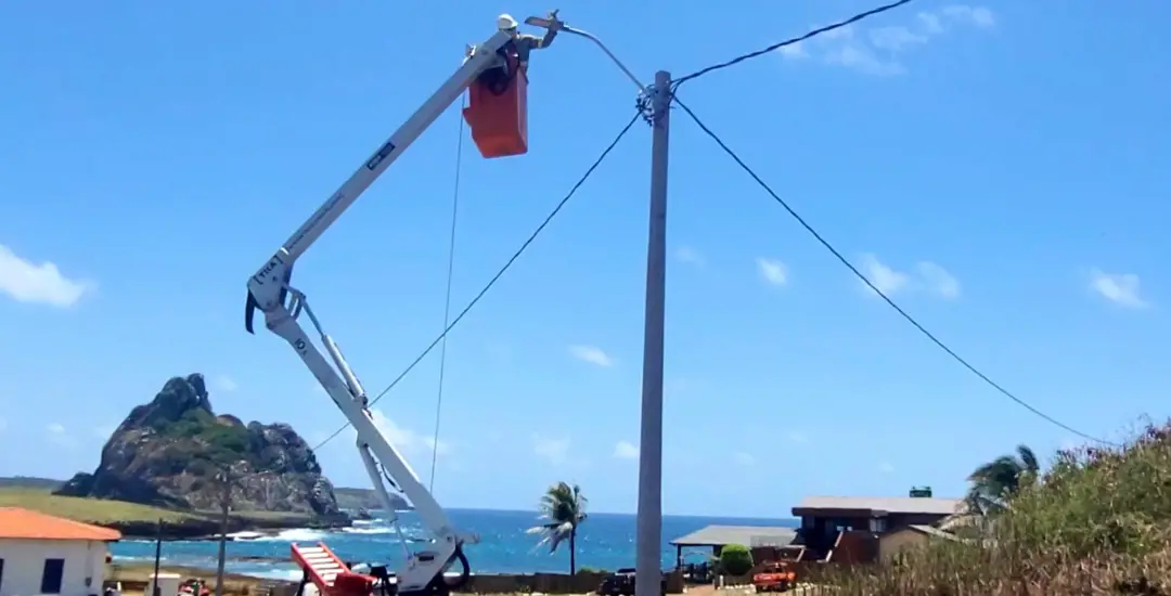 Fernando de Noronha vai modernizar a iluminação com LED, um investimento de R$ 2,2 milhões para 1.229 pontos. Isso aume…