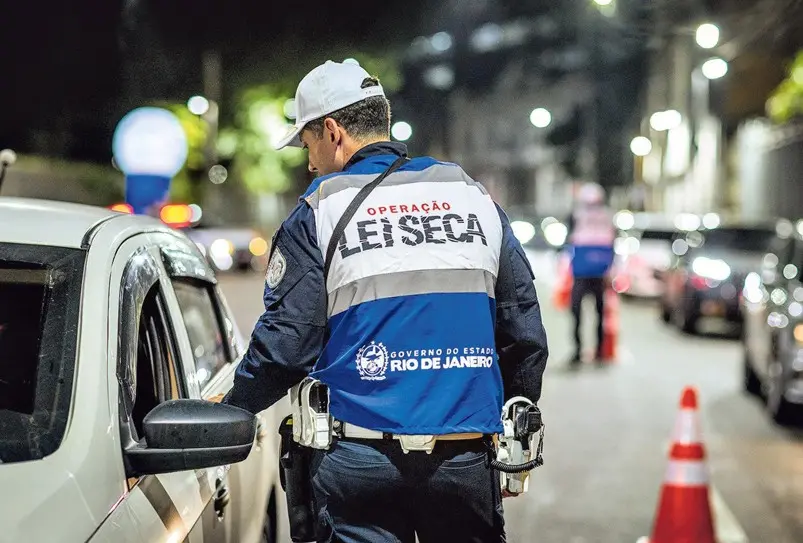 100 mil kits de livros para a Lei Seca do Rio foram comprados por 25,7 milhões de reais. A maioria do material é infant…