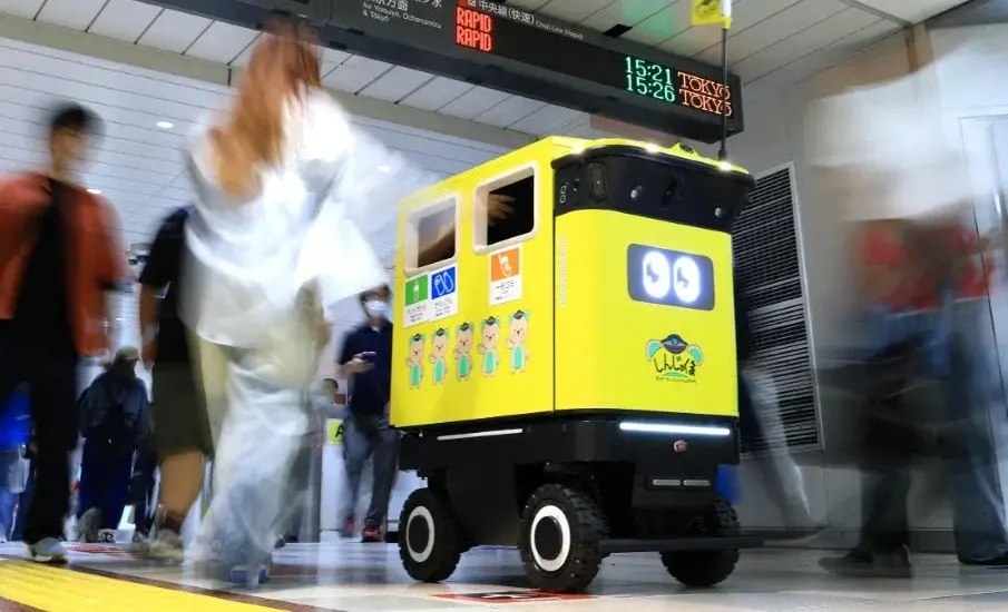 Shinjuku, estação mais movimentada do mundo, testou robôs coletores de lixo da JR East. A ideia é diminuir o esforço ma…