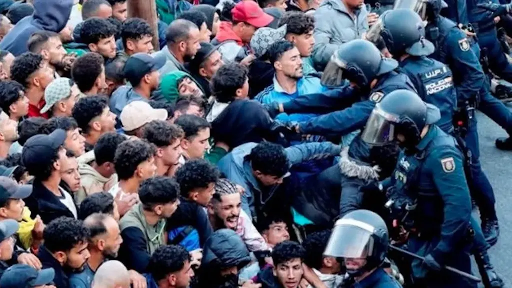 Mais de 72 mil imigrantes cruzaram a fronteira de Ceuta vinda de Marrocos em julho. A polícia espanhola iniciou operaçã…