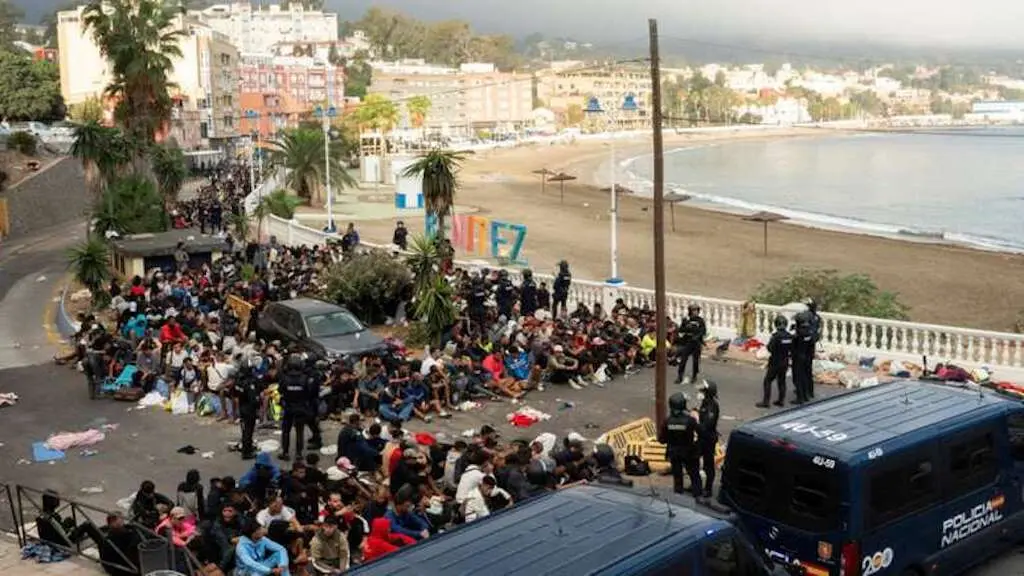 Em Ceuta, a polícia espanhola transferiu imigrantes que viviam nas praias para abrigos temporários, com capacidade para…