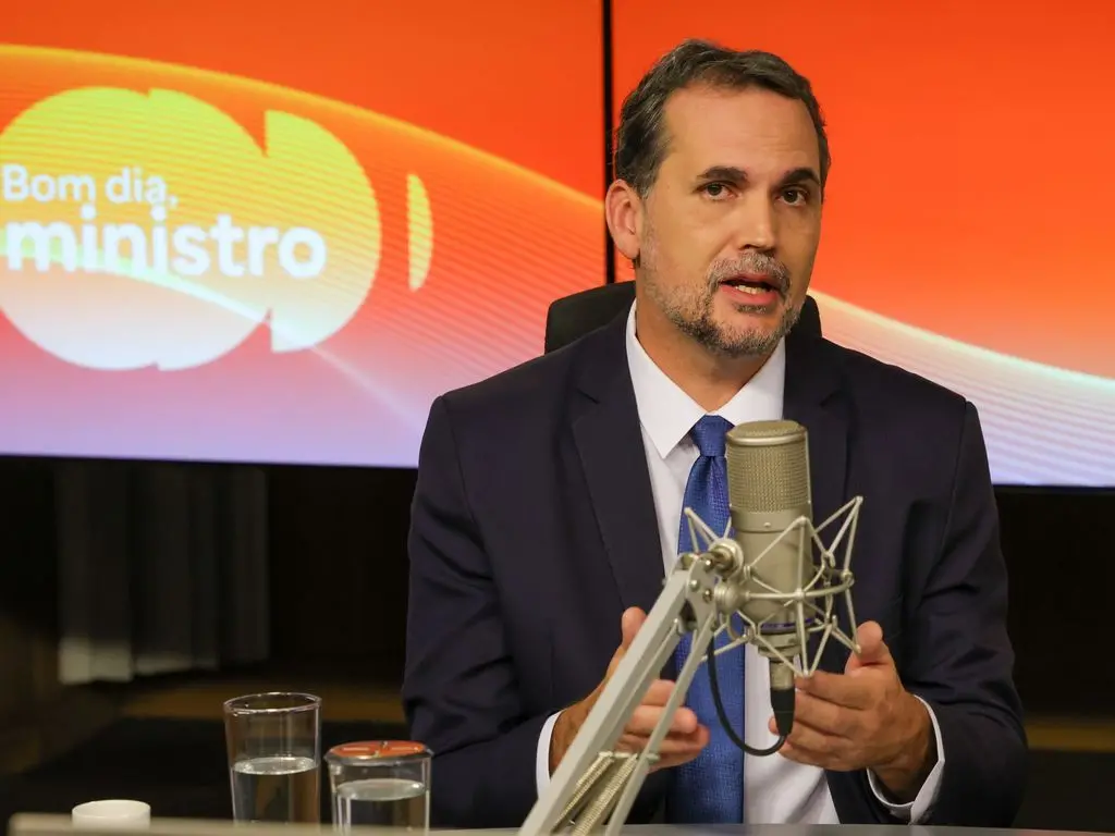 Revisão de gastos do INSS abriu espaço para o Bolsa Família ser reajustado em 15,04%. Isso mostra que a economia de R$ …