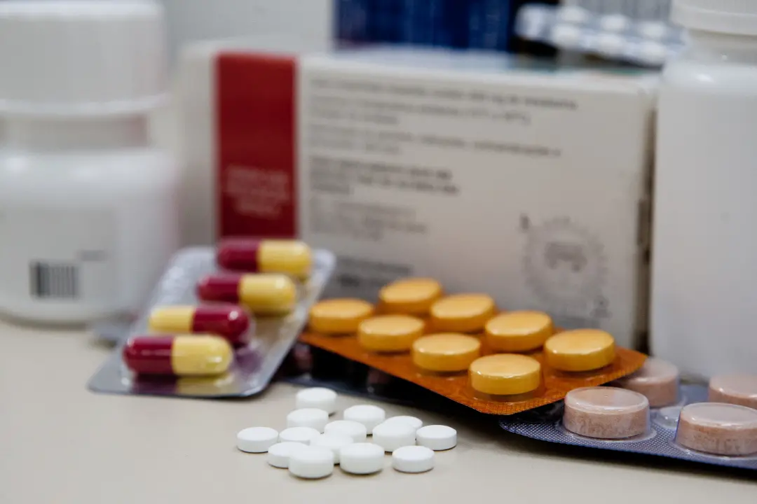 Projeto de Lei 1677/26 propõe um Programa de Combate ao Desperdício no SUS, focando em medicamentos e exames. O control…