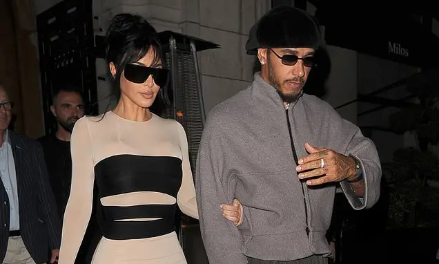 Lewis Hamilton tocou gentilmente nas costas de Kim Kardashian durante um encontro romântico em Londres. É um gesto de c…