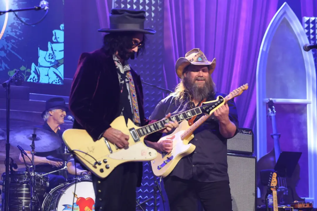 The Heartbreakers, com Chris Stapleton cantando, se reuniram em Nashville e não pararam nas três músicas. Música boa de…