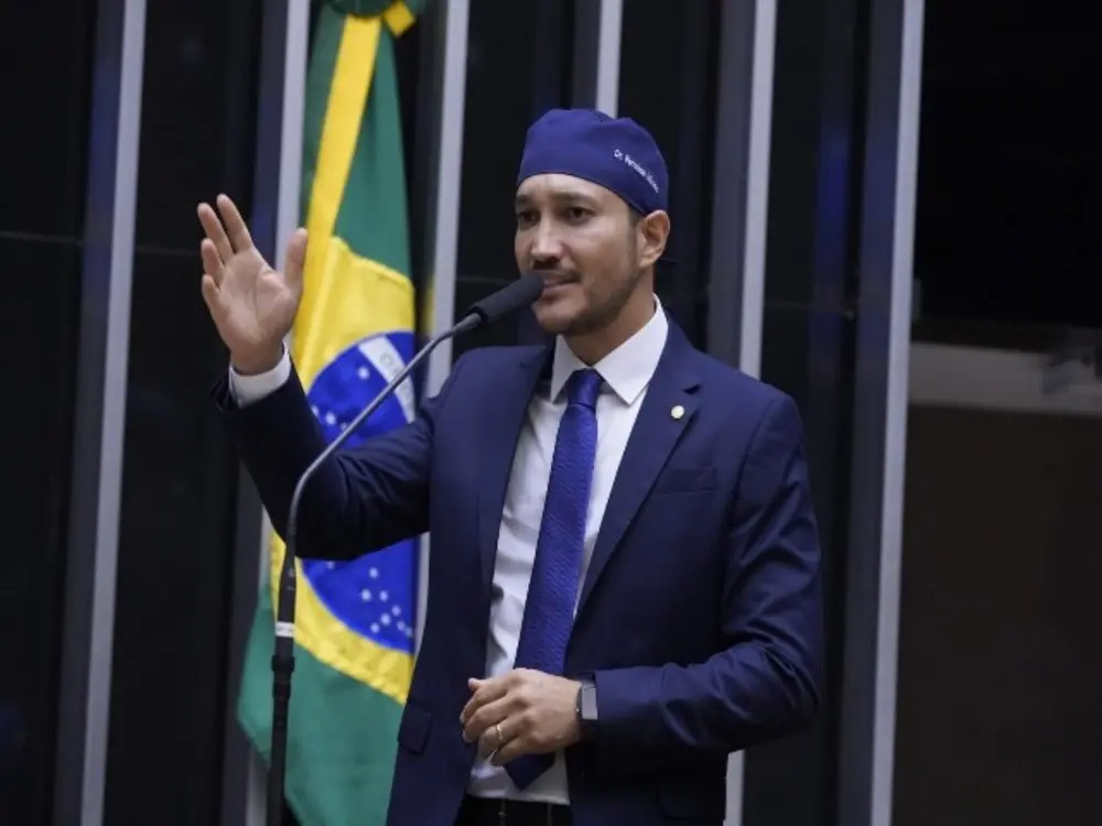Fernando Máximo, médico de Rondônia, vai disputar o Senado em 2026, com base na atuação na crise sanitária. É um nome f…