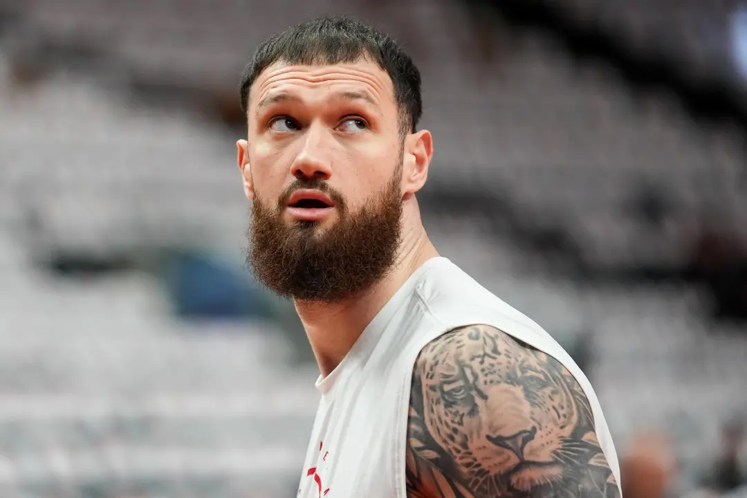 Sandro Mamukelashvili chega aos Lakers com contrato de quatro anos e 52 milhões de dólares, trazendo uma arma ofensiva …