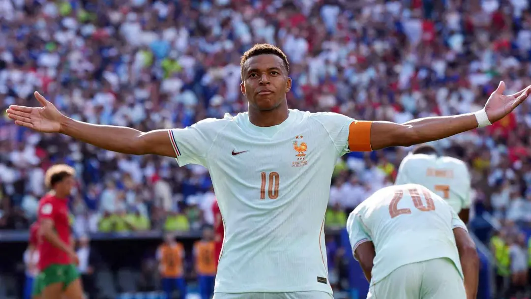 Mbappe deixou a Nike para se tornar rosto da On, marca suíça, e ainda tem o Thierry Henry envolvido. A transição de um …